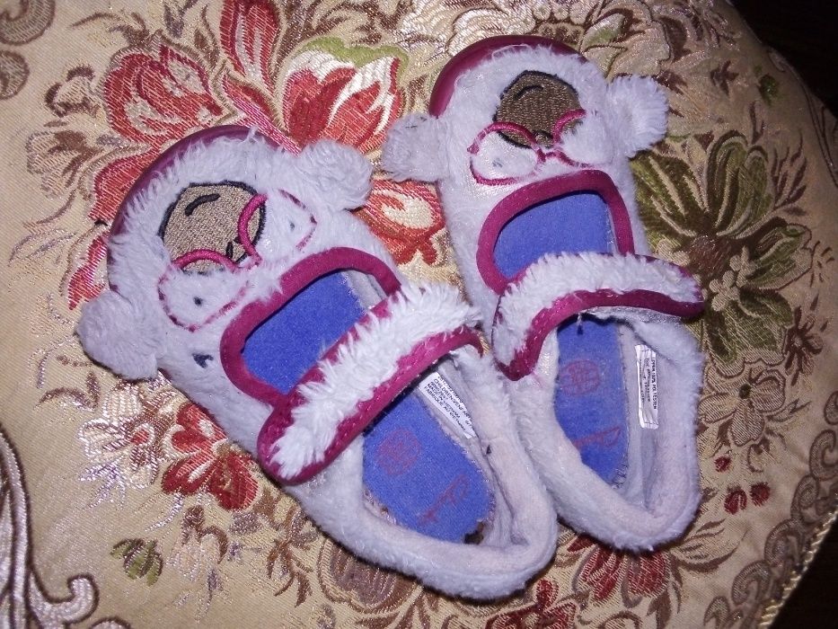 продам детские мокасины меховые Clarks