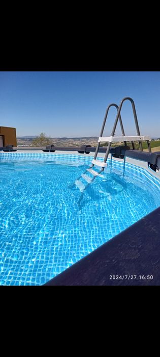 Piscina Intex com vários acessórios