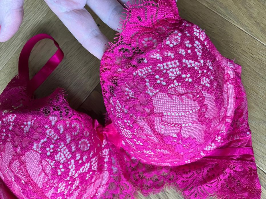 Biustonosz - gorset Hunkemoller - rozm. 75D
Serdecznie polecam!