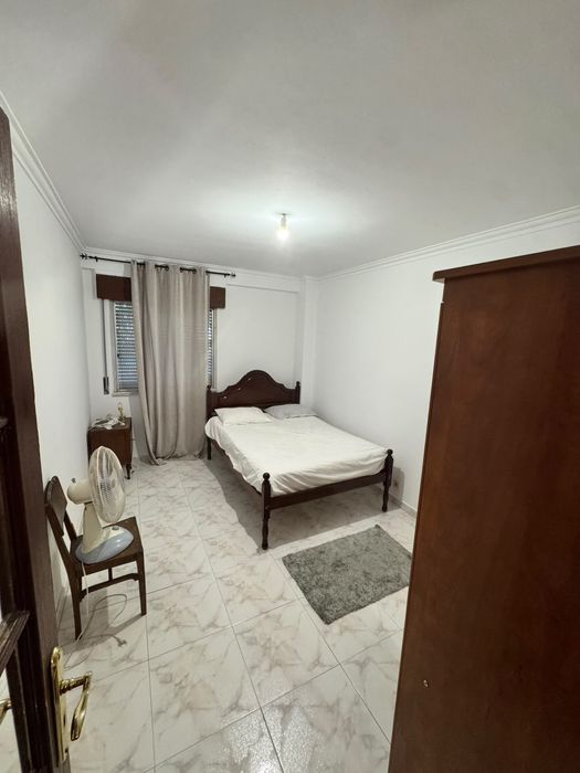 Alugo quarto em casa compartilhada