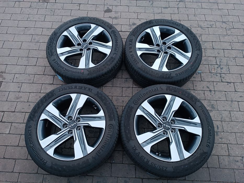 Koła na felgach aluminiowych 5x114.3 ET49.5 19" opony letnie 235/55R19 Kia