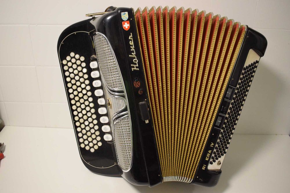 Acordeao Hohner riveira VI 4 Voz. N 246