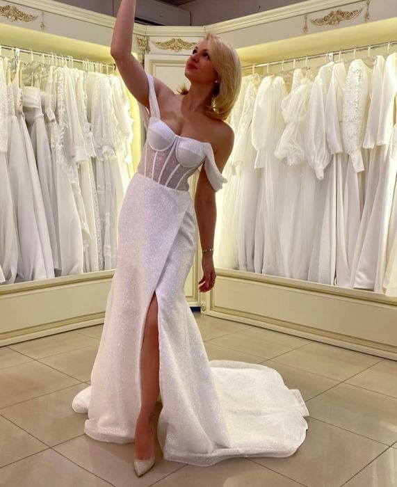 Весільна сукня з корсетним верхом та розрізом