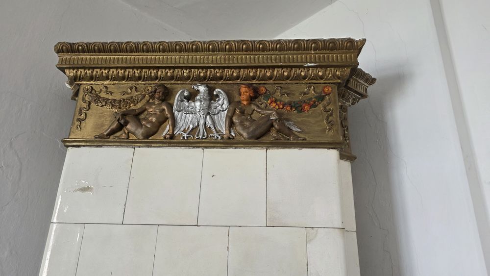 Piec kaflowy zdobiony