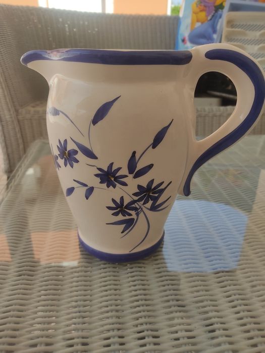 Jarro de vinho branco pintado à mão.