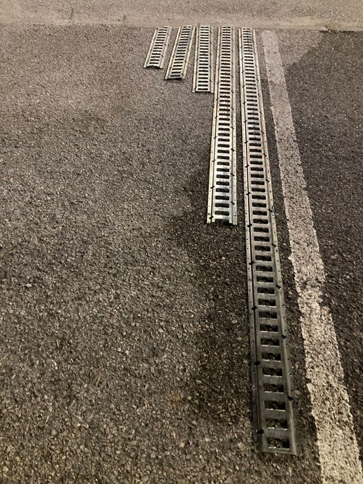 Conjunto de 5 trilhos para amarração de cargas.