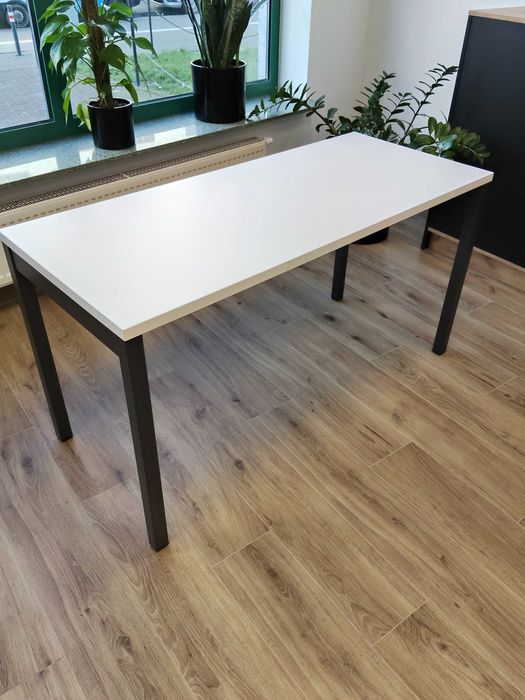 Biurko z białym blatem, szare metalowe nogi