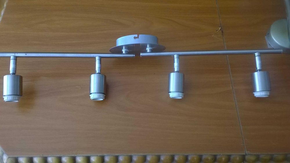 Halogenowy 4-punktowy reflektor.