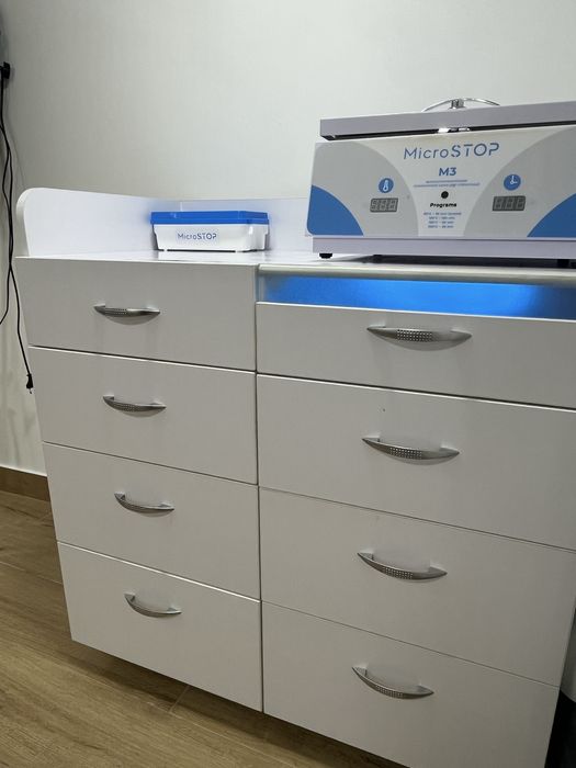 Комод для бьюті майстрів з вмонтованою кварцовою лампою для інструмент