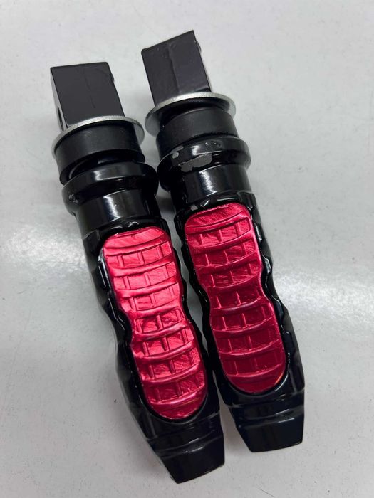 Conjunto de 2 Pedais Traseiros Pretos e Vermelhos para Mota