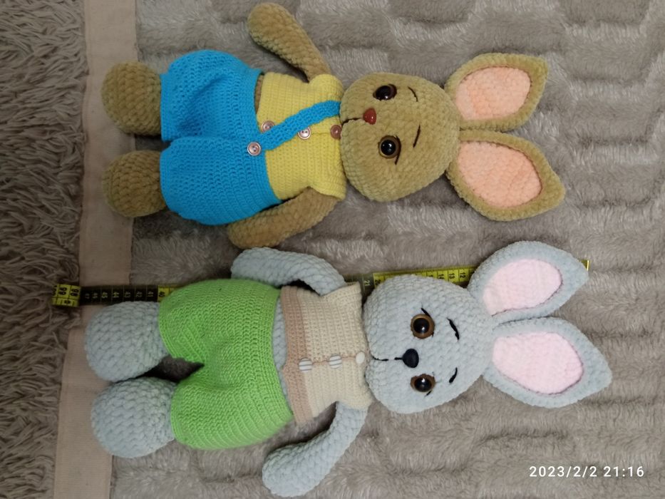 В'язана плюшева іграшка зайчик (ручна робота)