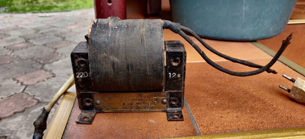 Трансформатор  220/12 вольт