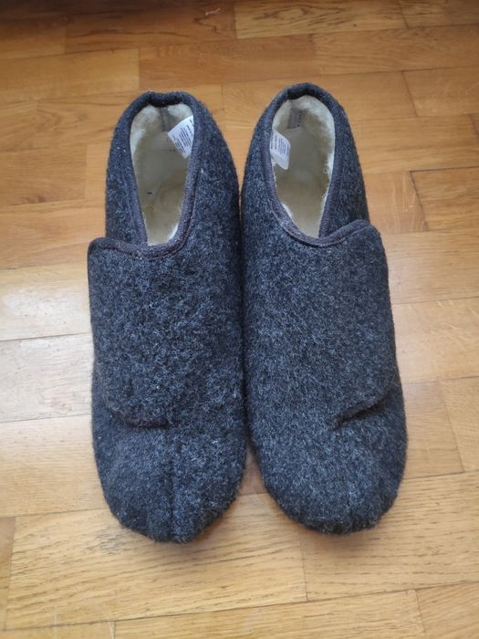 Капці, чуні, бурки, тапочки.