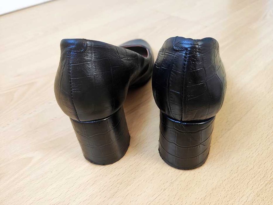 Sapatos de pele, pretos