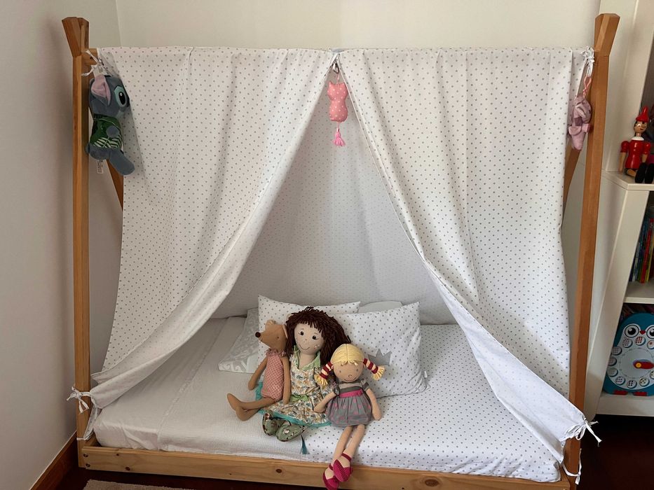 Cama Tripé para Criança com colchão, almofadas e colcha de decoração