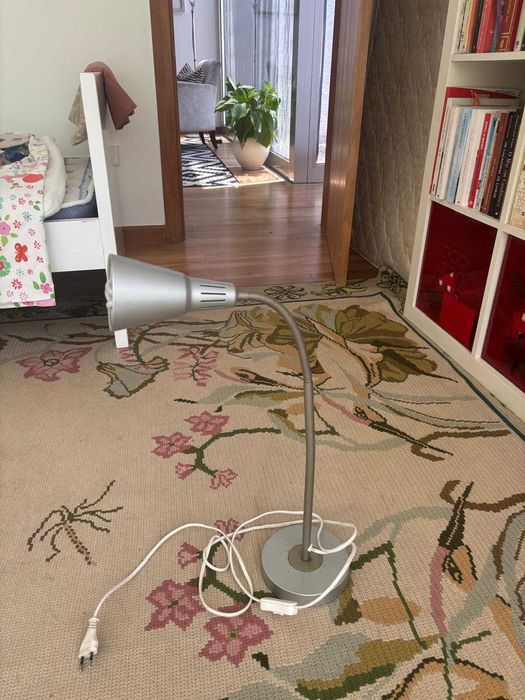 Candeeiro de Secretária com Pescoço Flexível Prateado – Estilo IKEA