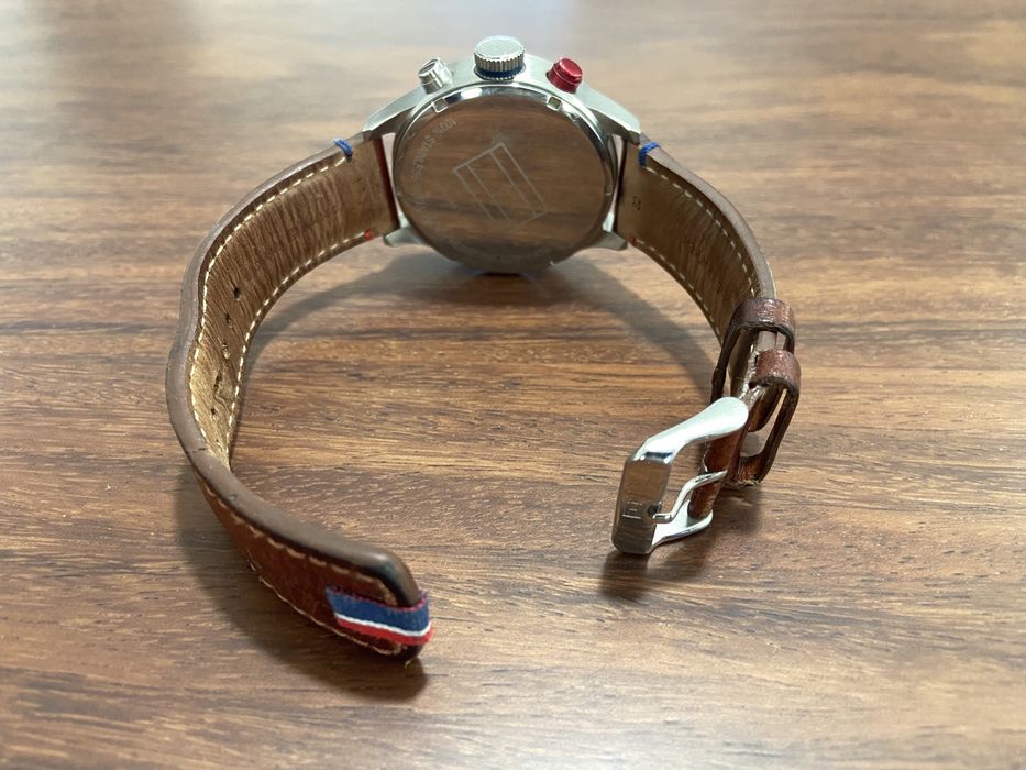 Relógio TOMMY HILFIGER fundo azul