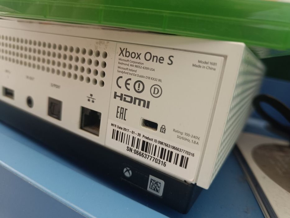 Xbox One S 500 GB + Kinect  + gry