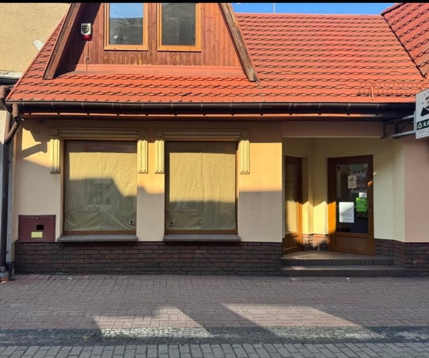 budynek uslugowy na ulicy 1 Maja w Gostyniu deptak centrum