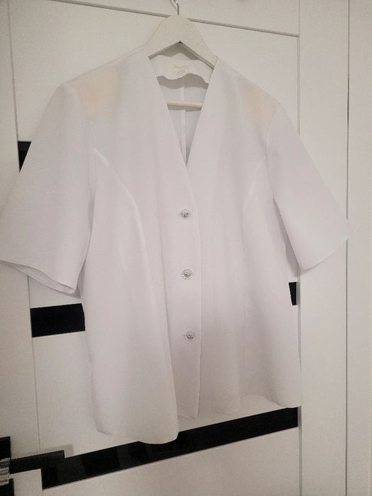 Elegancka biala bluzka ze stylowymi guzikami, rozm.xxl.