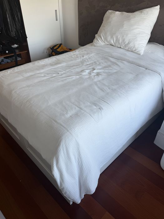 Cama de casal com 4 gavetas de arrumação + colchão | 145x210 cm