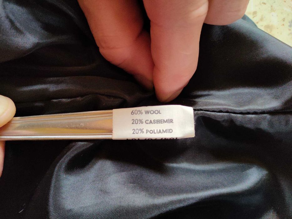 Krótki płaszczyk z kapturem.