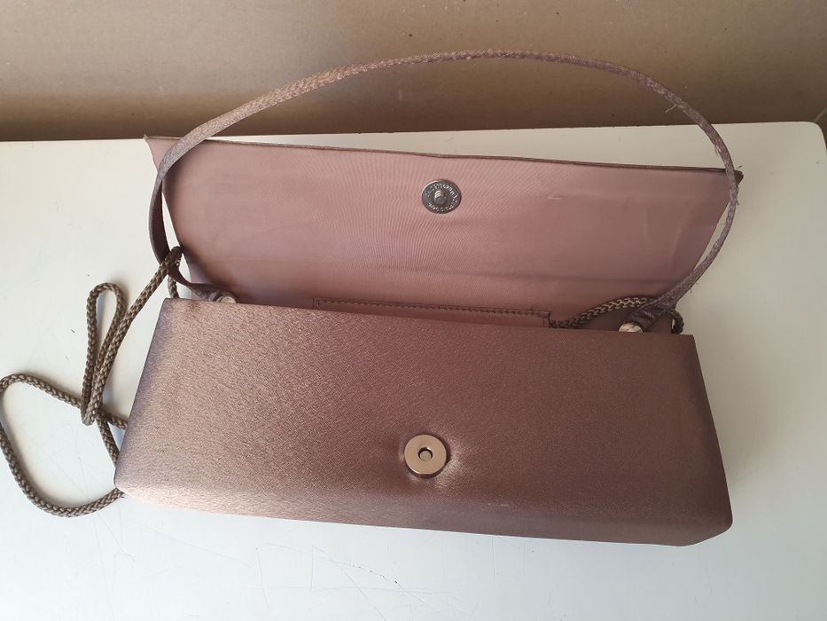 Jasno brązowa kopertówka torebka z ozdobnym kwiatem