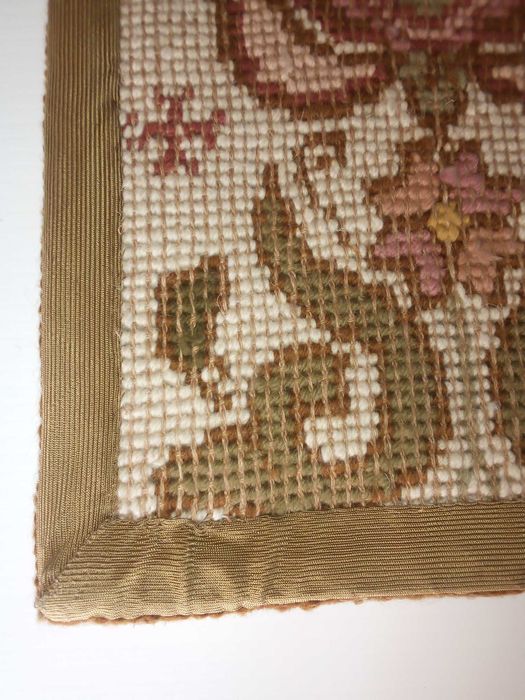 Pequeno painel em bordado de Arraiolos, com varão para pendurar, usado