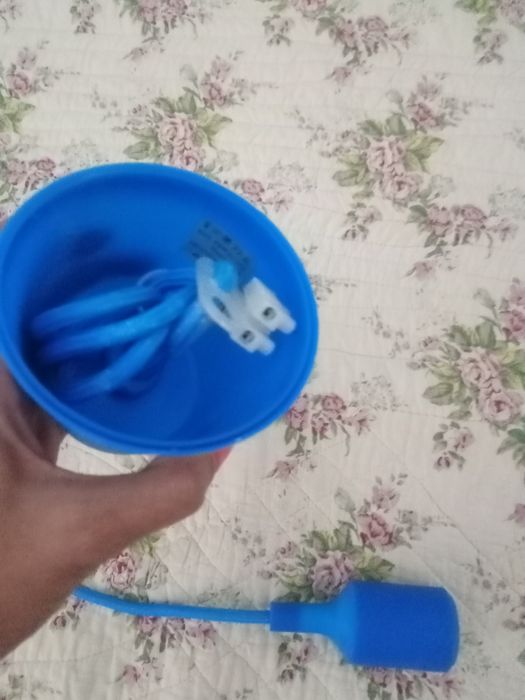 Casquilho e suspensão azul