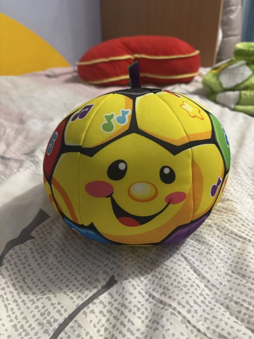 интерактивный футбольный мяч «Смейся и учись» от Fisher-Price.