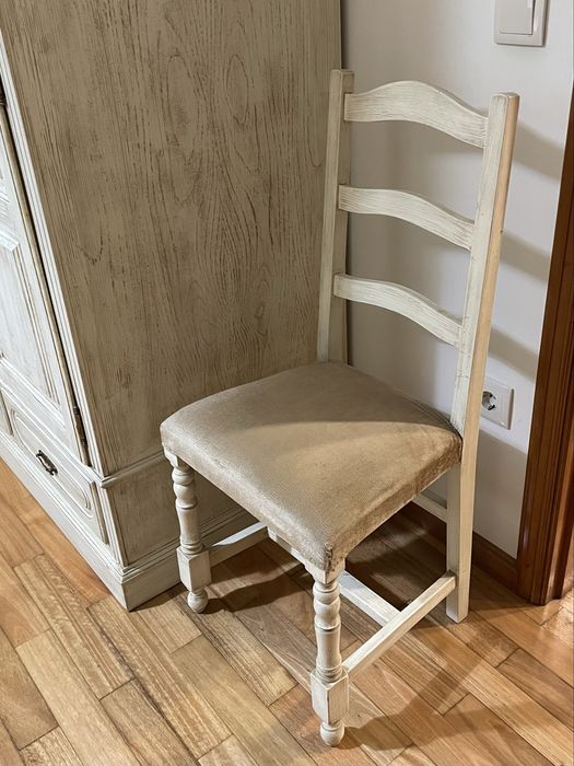 Mobília de quarto (cama, duas mesas de cabeceira, cómoda, espelho, armário e cadeira)