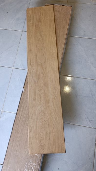 Pavimento flutuante novo em caixa