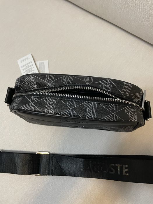 Bolsa tiracolo Lacoste preta com padrão monograma