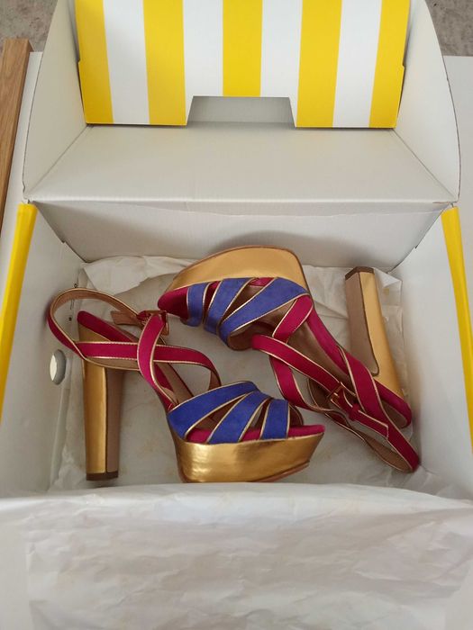 Sandálias de plataforma de camurça