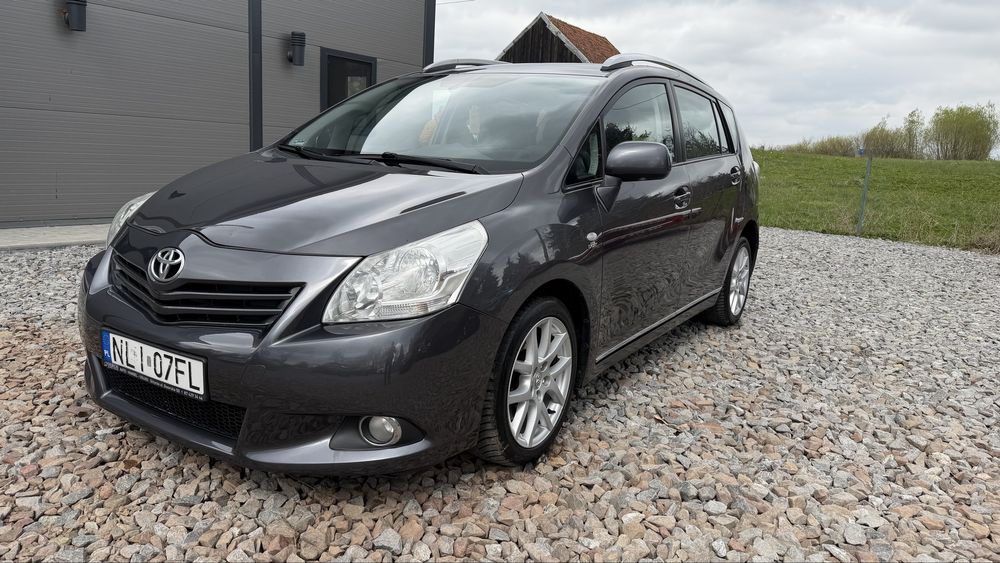 Toyota verso rok 2009 silnik 2.2 diesel stan dobry