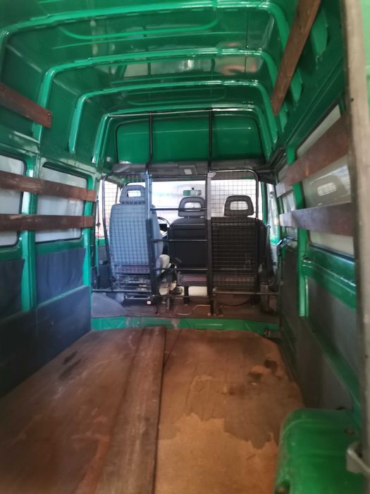 Carrinha Renault caixa fechada com sobreelevado