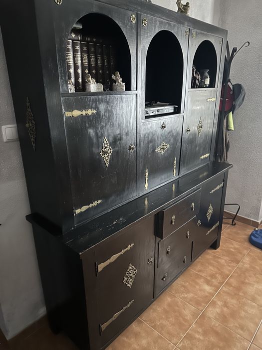 Móvel antigo de cor preta