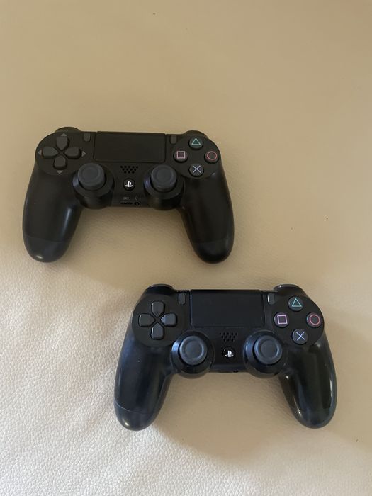 2 comandos Ps4. Um praticamente novo, e outro com um pouco de drift.