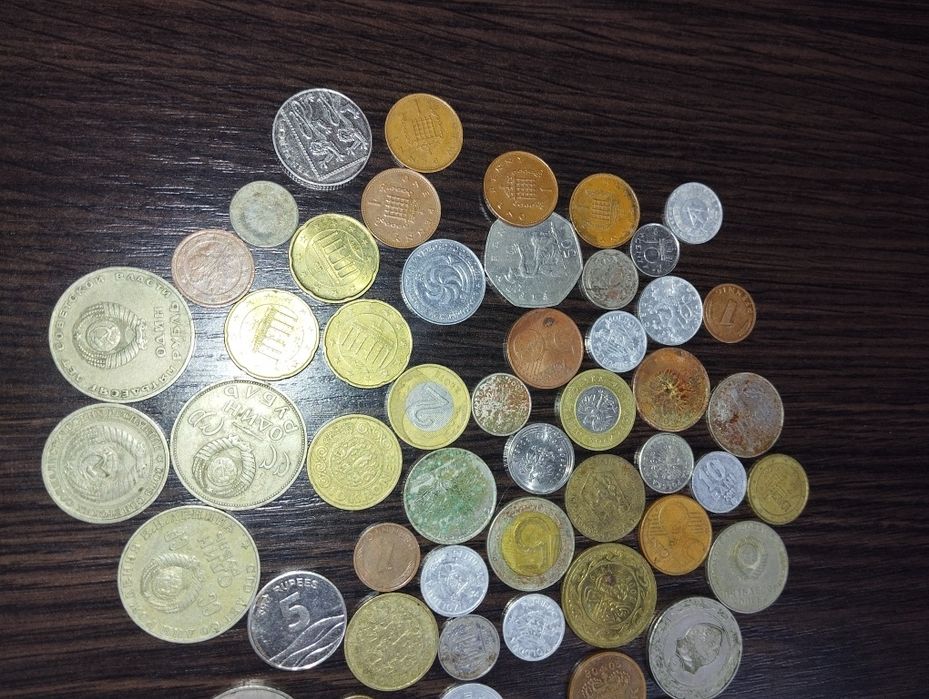 Різні монети світу.