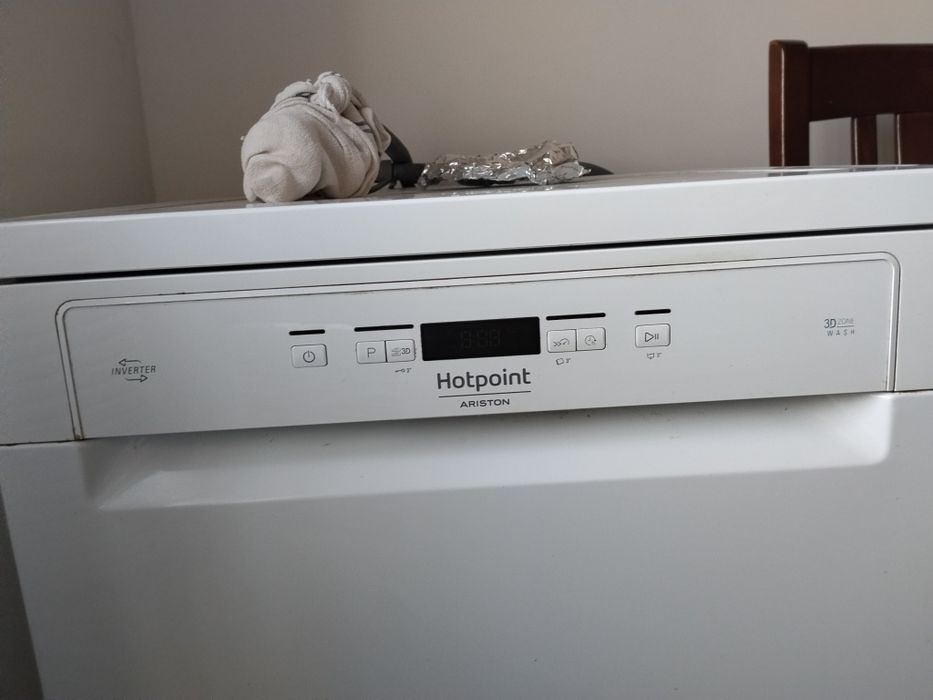 Máquina de Lavar Loiça Hotpoint Ariston (Inverter / 3D Zone Wash) – Bom estado