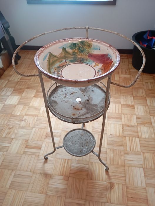 Vendo este lavatório com vazia em Lousã