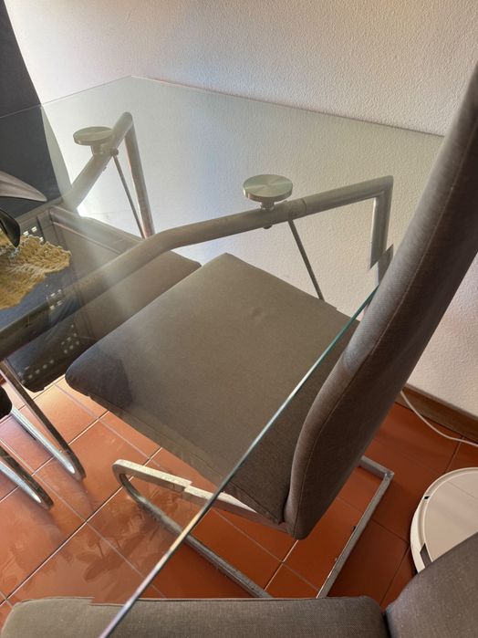 Linda mesa de vidro com 4 cadeiras