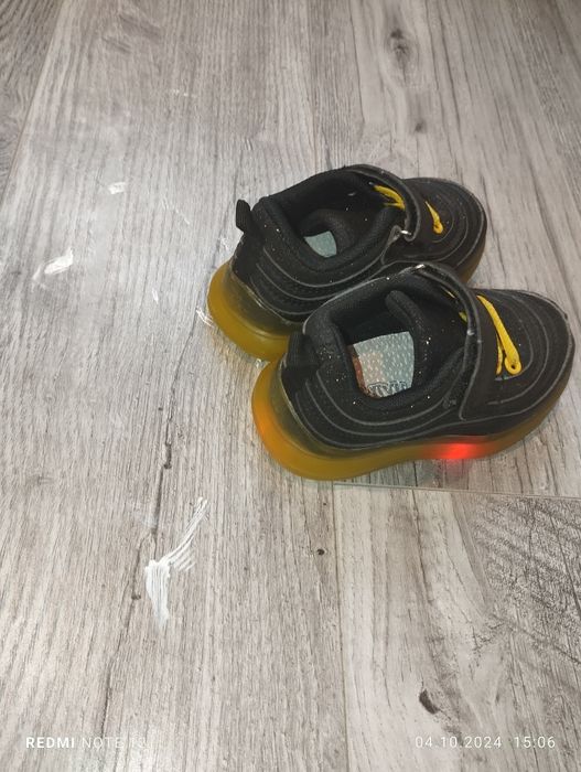 Кросівки з ледь підсвіткою