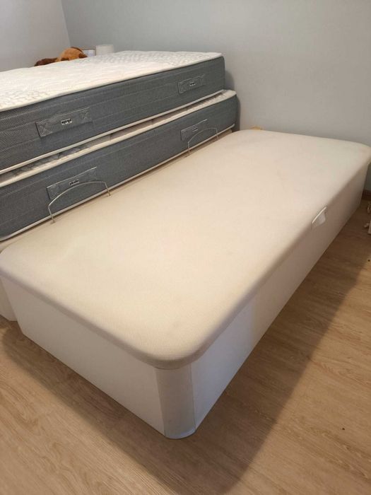Cama solteiro com arrumação