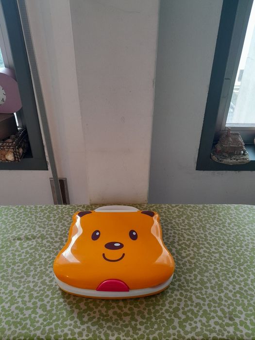 Vendo Mini Computador para Criança a pilhas com sons e luzes muito bonito como novo