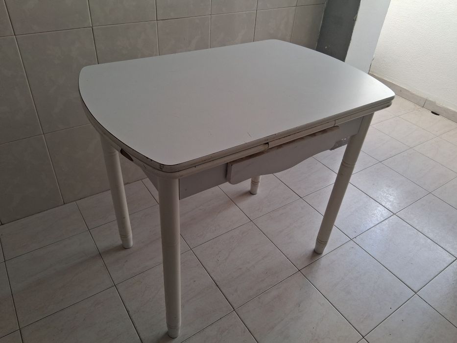 Mesa branca de cozinha