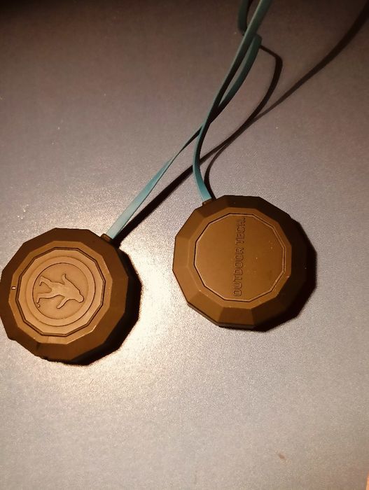 uniwersalne bezprzewodowe głośniki do kasku.