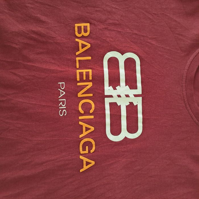 Várias camisolas e T-shirts de marca