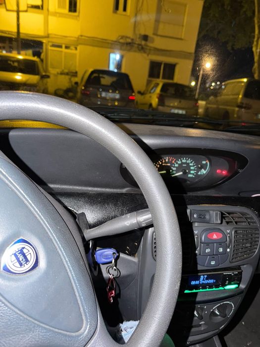 Carro em bom estado tem algumas moças de bom motor esta empecavel
