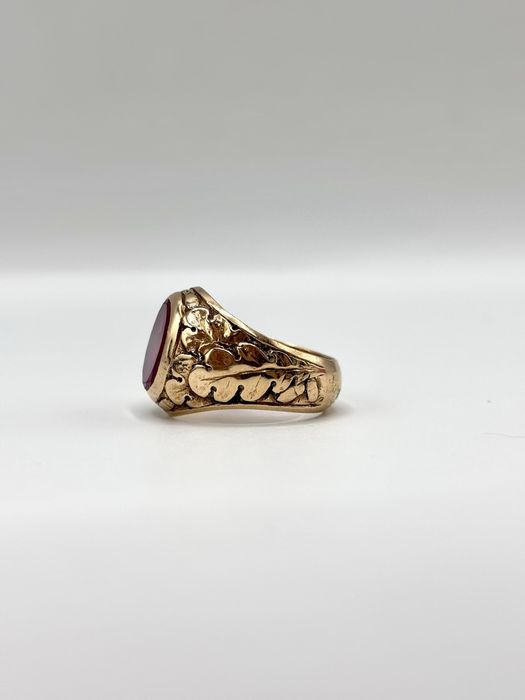 Sygnet złoty z malinowym oczkiem.